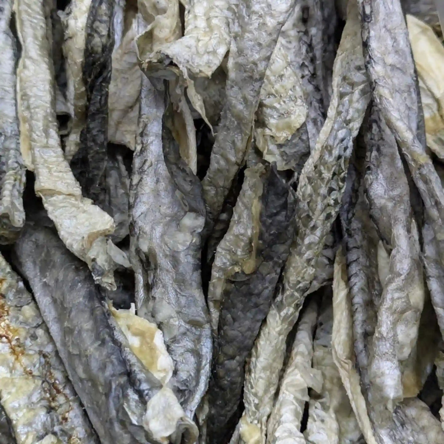 Variedad de rollos de piel de robalo como carnaza para perros