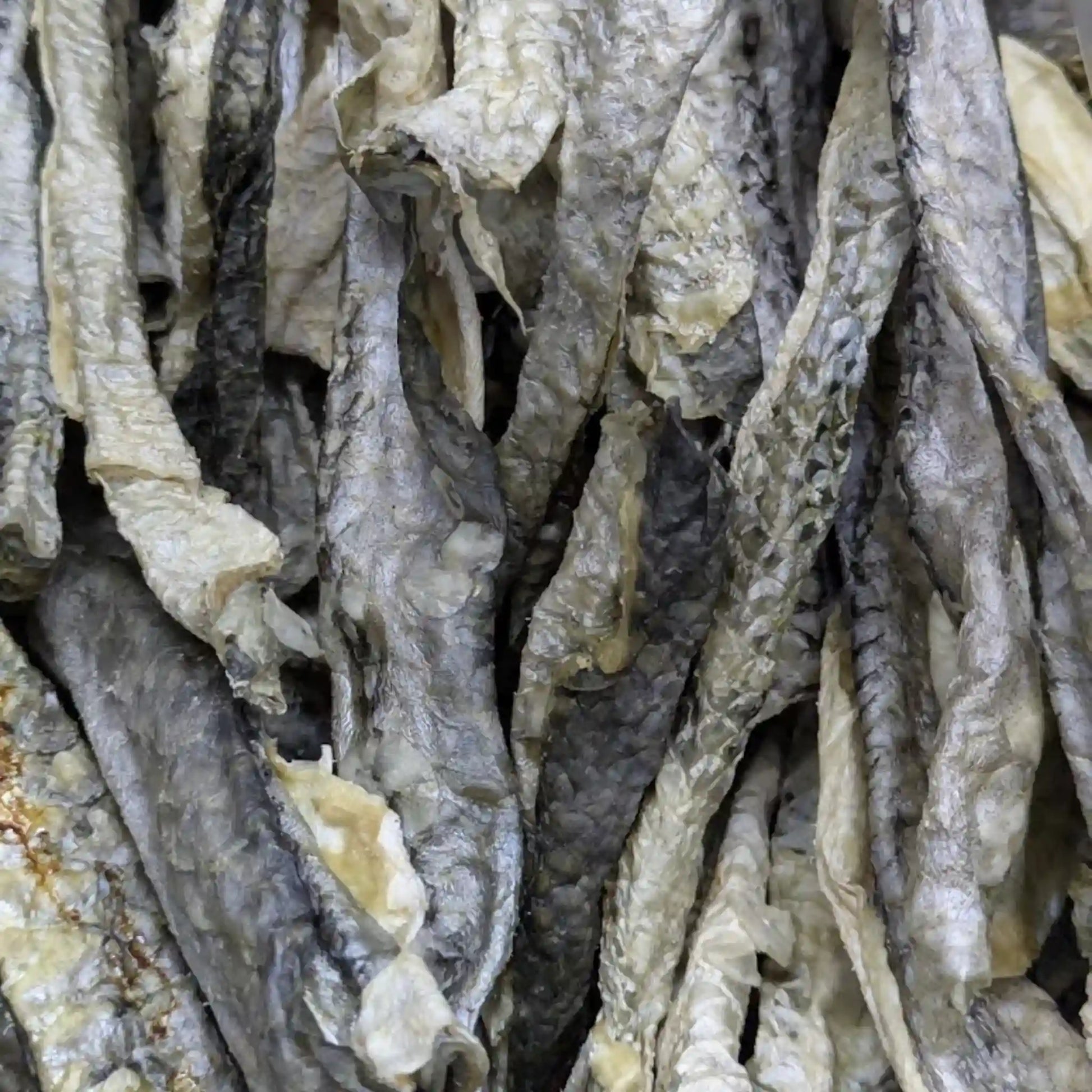 Variedad de rollos de piel de robalo como carnaza para perros